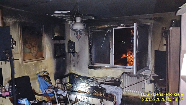 Noční požár bytu v Plzni má jednu oběť, vážně popálený člověk zemřel v nemocnici