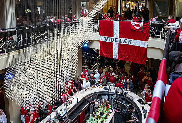OBRAZEM: Dánové v Praze. Pivo, vlajky i odvážné prohlášení: Vyhrajeme celé MS!