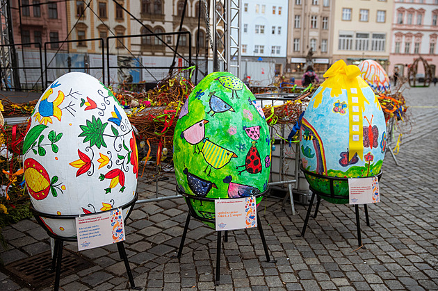 OBRAZEM: Centrum Olomouce zdobí obří kraslice. Jarmark zve i k výstupům na věž