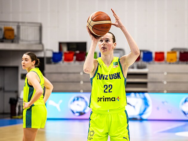 Emma Čechová, Hradec Králové ile oynanan maçta serbest atış kullanıyor.