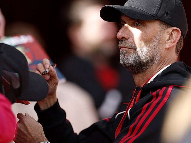 J�rgen Klopp se p�ed z�pasem mezi legendami Liverpoolu a Dortmundu podepisuje...