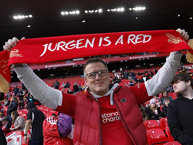 Fanou�ek Liverpoolu se ��lou se jm�nem J�rgena Kloppa b�hem z�pasu proti...
