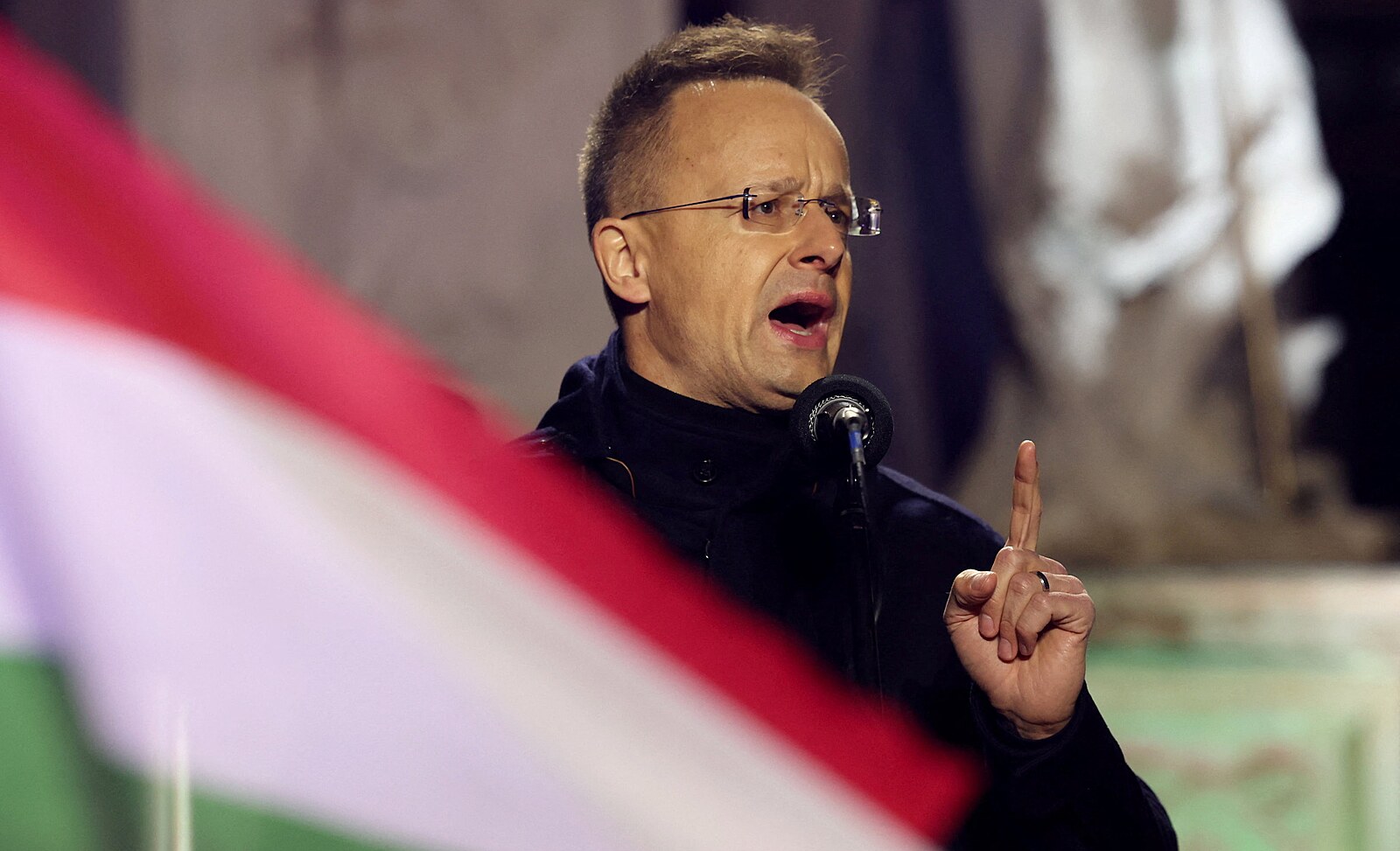 Maďarský exministr Szijjártó míří do čínské automobilky, vzdal se poslaneckého mandátu