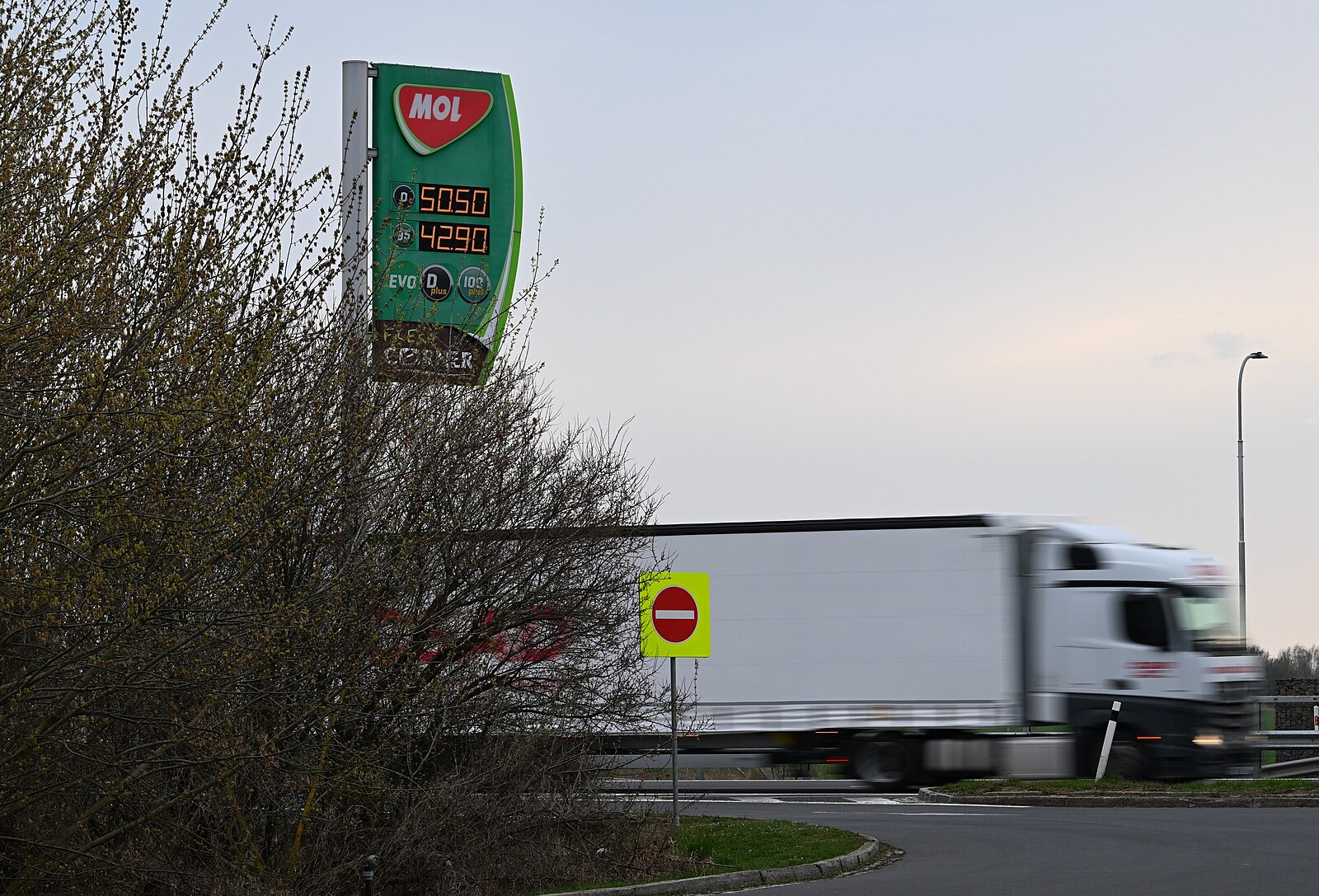 Zastropování cen, nižší daně i regulace: Evropské státy vyrovnávají drahá paliva po svém