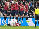 Tenhle dánský p�ímý kop skon�il na hlav� Patrika Schicka.