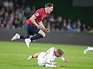 Luká� Provod letí po zákroku Victora Nelssona.