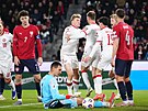 Dán�tí fotbalisté oslavují branku Joachima Andersena. Na zemi sedí p�ekonaný...