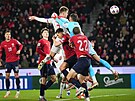 Dánský stoper Joachim Andersen trestá zaváhání �eské obrany a vyrovnává.