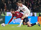 Tomá� Chorý padá po zákroku Joachima Andersena.