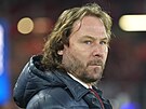 Reprezenta�ní mana�er Pavel Nedv�d p�ed za�átkem bará�ového utkání s Dánskem.