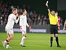 Dánský obránce Victor Nelsson vidí �lutou kartu v bará�i s �eskem.