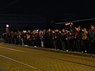 �e�tí fanou�ci �ekají po bará�i s Dánskem na tramvaj na pra�ské Letné.
