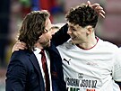 Reprezenta�ní mana�er Pavel Nedv�d a kapitán Ladislav Krej�í slaví postup na...