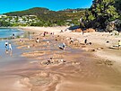 Voda naproti plá�i je pova�ována za ne úpln� bezpe�nou. Ostrá skaliska, silné...
