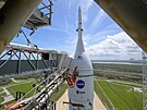 M�stkem vlevo nastoupí astronauti do lodi Orion