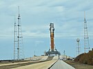 Raketa SLS pro misi Artemis II na startovací ramp� 39B