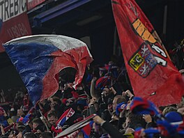 �e�tí fanou�ci na Letné b�hem bará�e o MS s Dánskem.