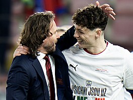 Reprezenta�ní mana�er Pavel Nedv�d a kapitán Ladislav Krej�í slaví postup na...