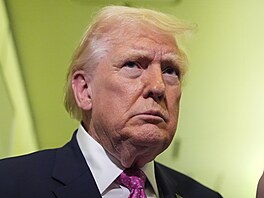 Prezident Donald Trump hovo�í s noviná�i na palub� letadla Air Force One. (29....