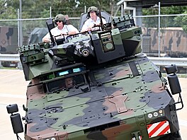 N�mecký ministr obrany Boris Pistorius (vlevo) a australský ministr pro obranný...