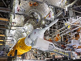 Raketa SLS/Artemis II mezi obslu�nými plo�inami v montá�ní hale
