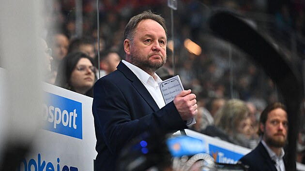 Trenér karlovarských hokejist� Pavel Patera.