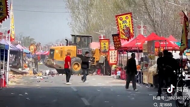 Na trhu v �ínském Pekingu najel �idi� s naklada�em do lidí