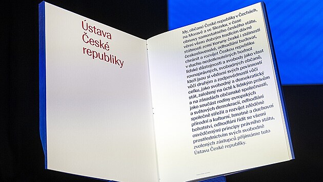 Jiný druh písma, modrý obal. Sněmovna představila novou ústavu za milion
