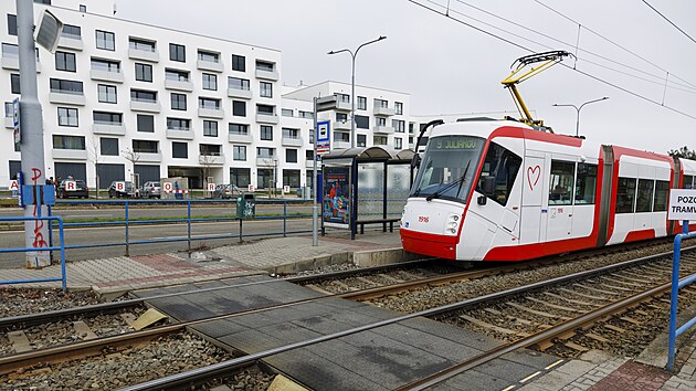 Mezi tramvajovou zast�vkou Bieblova a nov�m komplexem �i arboretem se denn� pohybuj� stovky lid�, p�eb�haj� p�itom nebezpe�n� p�es �ty�proudovku na t��d� Gener�la P�ky. (b�ezen 2026)