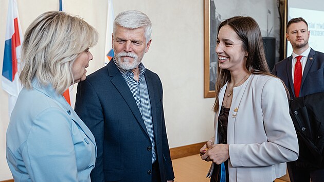 Prvn� d�ma Eva Pavlov� a prezident Petr Pavel se bav� s olympijskou v�t�zkou Zuzanou Mad�rovou.