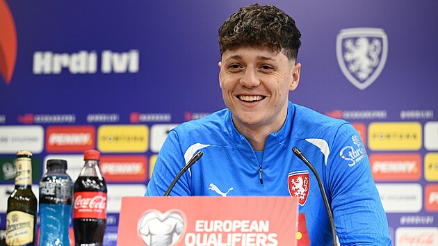 Kapit�n �esk� fotbalov� reprezentace Ladislav Krej�� na tiskov� konferenci p�ed bar�� s D�nskem.