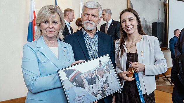 Prezident Petr Pavel, Eva Pavlov� a olympijsk� medailistka Zuzana Mad�rov�.