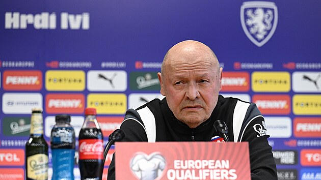 Trenér �eské fotbalové reprezentace Miroslav Koubek na tiskové konferenci p�ed...