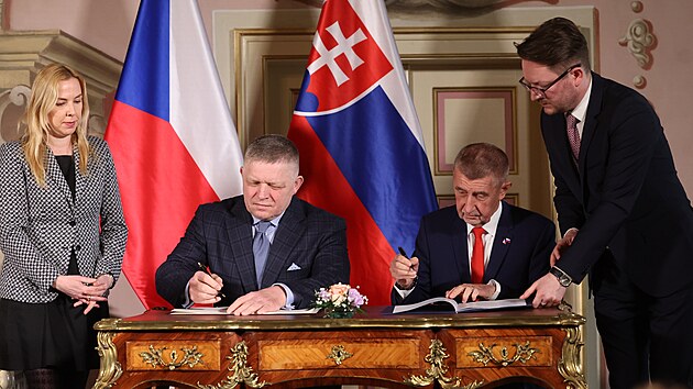 Premi��i Andrej Babi� a Robert Fico podepisuj� memorandum o prohlouben� spolupr�ce. (31. b�ezna 2026)