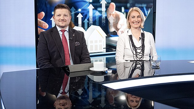 Hosty po�adu iDNES Lounge na t�ma Podpoji�t�n� � Tich� zabij�k rodinn�ch financ� jsou (zleva) ekonom Ale� Rod a Magdal�na Davis ze spole�nosti �lov�k v t�sni. (30. b�ezna 2026)