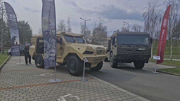 P�skov� zbarven� taktick� obrn�nec Patriot II 4x4 na podvozku Tatra, vyr�b�n� spole�nost� Excalibur Army, je ur�en pro pr�zkumn� a speci�ln� mise. Firma jej p�edstavila na konferenci Defence Tech Innovation 2026 v Ostrav� 24. b�ezna 2026.