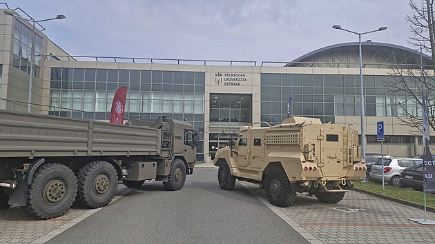 P�ed budovou auly V�B � Technick� univerzity Ostrava byla v r�mci konference Defence Tech Innovation 2026 vystavena technika �esk�ho obrann�ho pr�myslu. (24. b�ezna 2026)