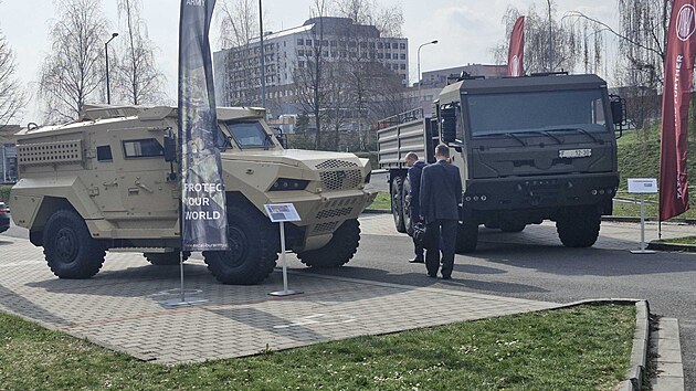 P�ed budovou auly V�B � Technick� univerzity Ostrava byla v r�mci konference Defence Tech Innovation 2026 vystavena technika �esk�ho obrann�ho pr�myslu. (24. b�ezna 2026)