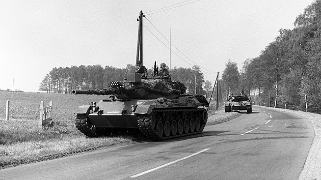 Dva Leopardy 1 Bundeswehru p�i vojensk�m cvi�en� v roce 1971