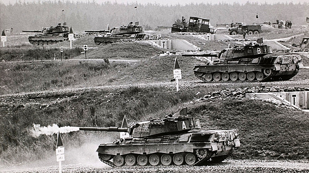 Tanky Leopard 1 n�meck� arm�dy p�i cvi�n�ch st�elb�ch