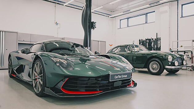 Aston Martin Valhalla i 67 let star� model DB 2/4 Mark III n�v�t�vn�ka okouzl�, i kdy� jen stoj� uprost�ed servisn� d�lny � by� zrovna tento servis sp�e p�ipom�n� v�vojov� odd�len� formulov�ho t�mu. Oba vozy nav�c ka�d� sv�m origin�ln�m zp�sobem p�ipom�naj�, �e lidsk� um a snaha p�ekon�vat hranice nep�est�vaj� fascinovat.