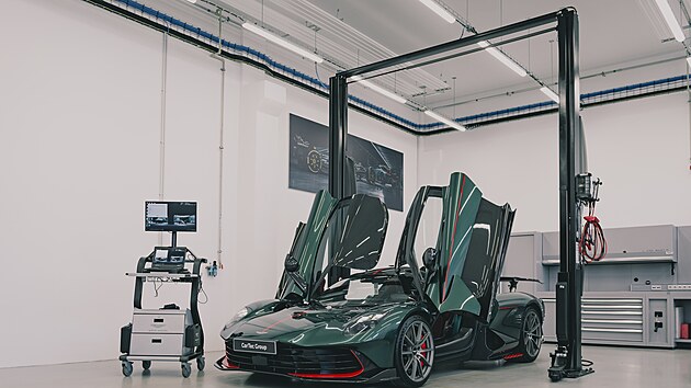 Jedn�m z n�padn�ch rys� celokarbonov� karoserie jsou nahoru v�klopn� dve�e, kter� usnad�uj� nastupov�n�. Kv�li nim ov�em mus� m�t servis specializovan� zved�k, s n�m� lze auto um�stit do servisn� polohy i s otev�en�mi �k��dly� dve��. Tov�rn� diagnostika p�isp�v� k nalad�n� t�to p�evle�en� formule schopn� j�zdy v b�n�m provozu.