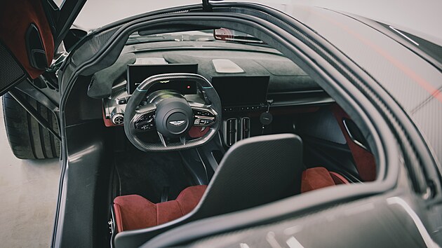 Jak je u t�to luxusn� zna�ky typick�, navzdory vrcholn�m j�zdn�m v�kon�m si z�kazn�ci mohou dop��t pat�i�n� komfort, tedy i brou�enou k��� pota�enou palubn� desku, kter� kr�sn� kontrastuje s p�iznan�m karbonem.