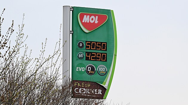 Sloup u �erpac� stanice na d�lnici D35 u motorestu Zlat� k�epelka nedaleko...