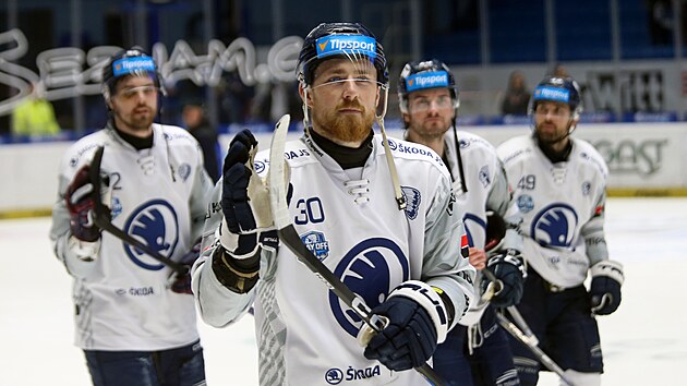 Plze�sk� �to�n�k Jakub Lev d�kuje fanou�k�m po vy�azen� ve �tvrtfin�le.