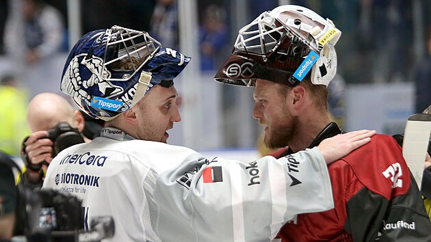 Plze�sk� brank�� Nick Mal�k gratuluje sv�mu prot�j�ku Josefu Ko�en��ovi ze Sparty.