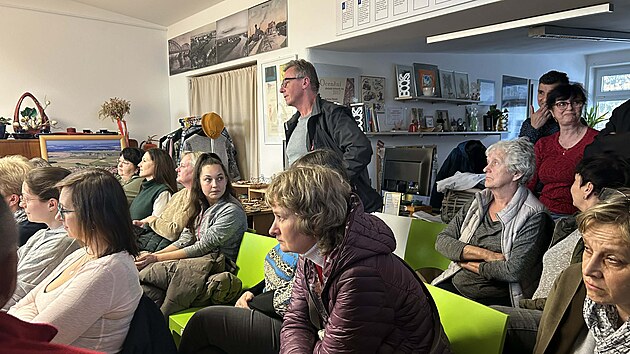 Na jedn�n� vystoupil i b�val� starosta a st�le zastupitel obce Jan Zeman. Nab�dl sv�j pohled, jak funguje spr�va lesa, p�ipomn�l i ��dost o omluvu, kterou na obec poslal. (b�ezen 2026)