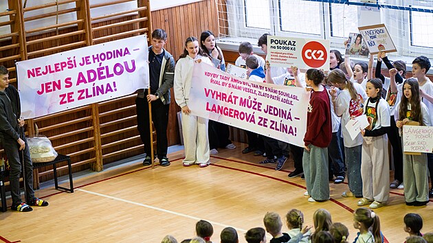 Nejobl�ben�j��m pedagogem v �esk� republice a dr�itelem ceny Zlat� �mos se stala Ad�la Langerov�, kter� u�� na Z�kladn� �kole Mikol�e Al�e ve Zl�n�. (b�ezen 2026)
