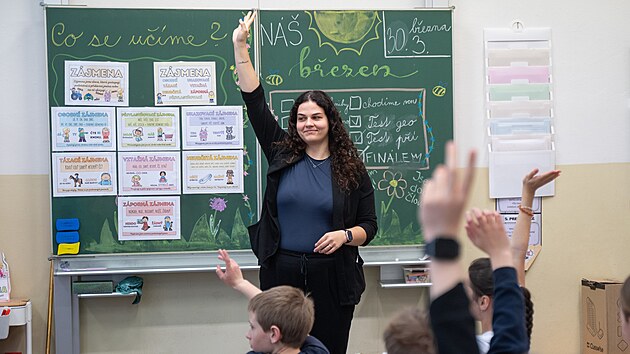 Nejobl�ben�j��m pedagogem v �esk� republice a dr�itelem ceny Zlat� �mos se stala Ad�la Langerov�, kter� u�� na Z�kladn� �kole Mikol�e Al�e ve Zl�n�. (b�ezen 2026)