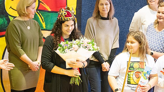 Nejobl�ben�j��m pedagogem v �esk� republice a dr�itelem ceny Zlat� �mos se stala Ad�la Langerov�, kter� u�� na Z�kladn� �kole Mikol�e Al�e ve Zl�n�. (b�ezen 2026)